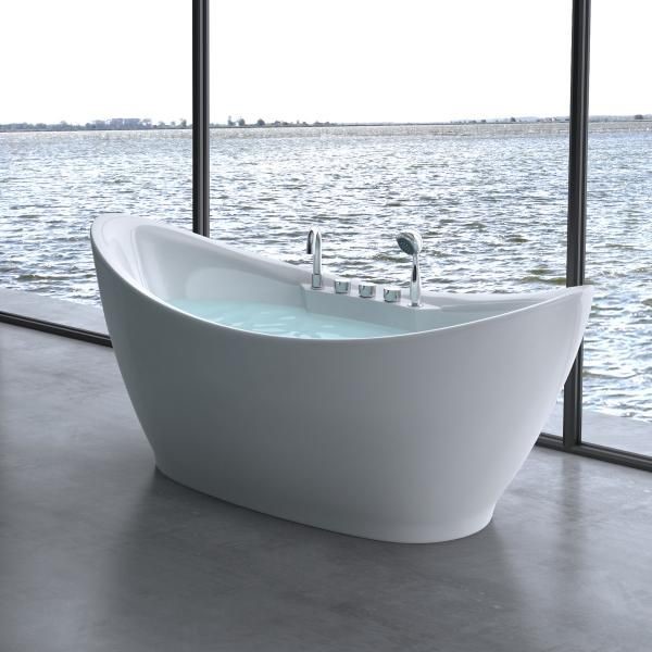 Freistehende Badewanne vor großer Glasfront